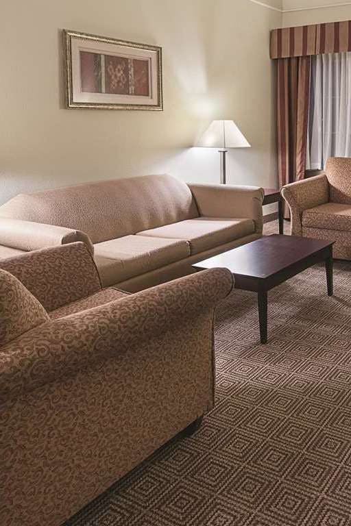 Hotel La Quinta Inn & Suites by Wyndham Waxahachie photo 4