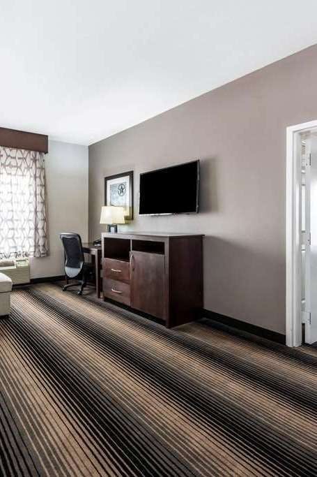 Hotel La Quinta Inn & Suites by Wyndham Orange photo 2