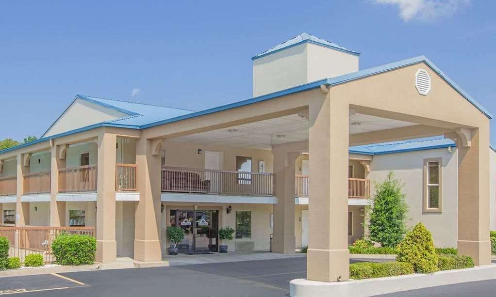 Days Inn and Suites Pine Bluff