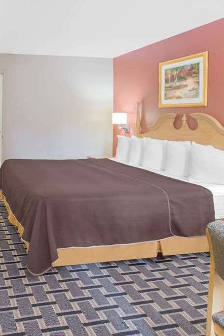 Hotel Days Inn and Suites Pine Bluff photo 1