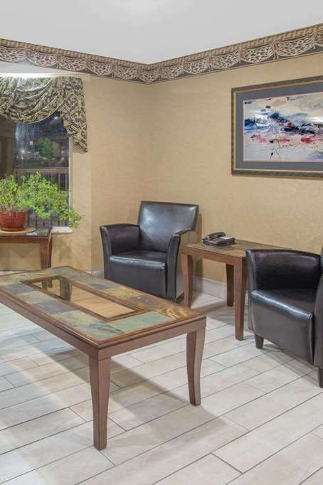 Hotel Days Inn and Suites Pine Bluff photo 2