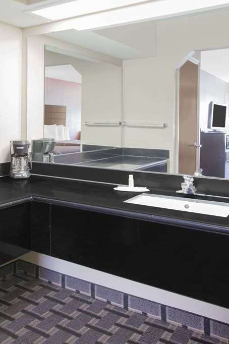 Hotel Days Inn and Suites Pine Bluff photo 5