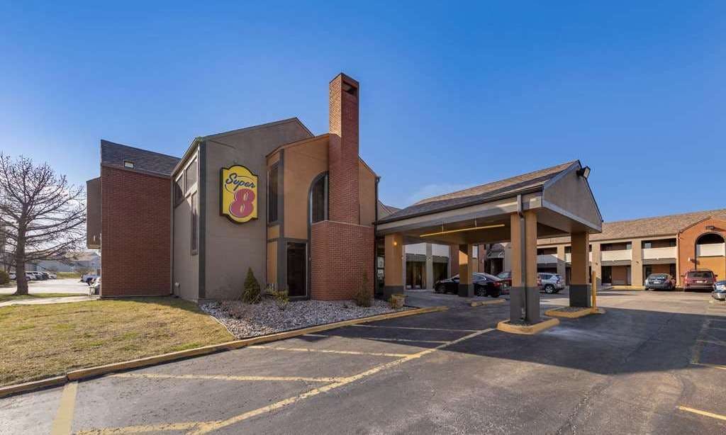 Super 8 by Wyndham Kansas City Airport North
