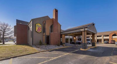 Super 8 by Wyndham Kansas City Airport North