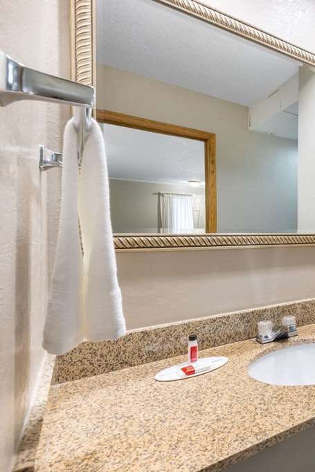 Hotel Super 8 by Wyndham Kansas City Airport North photo 4