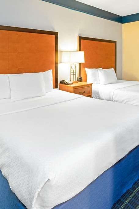 Hotel La Quinta Inn & Suites by Wyndham Shawnee photo 1