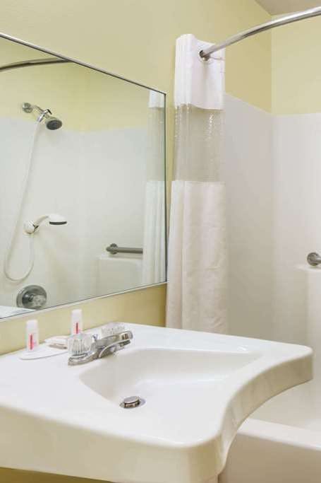 Hotel Super 8 by Wyndham Colby photo 4