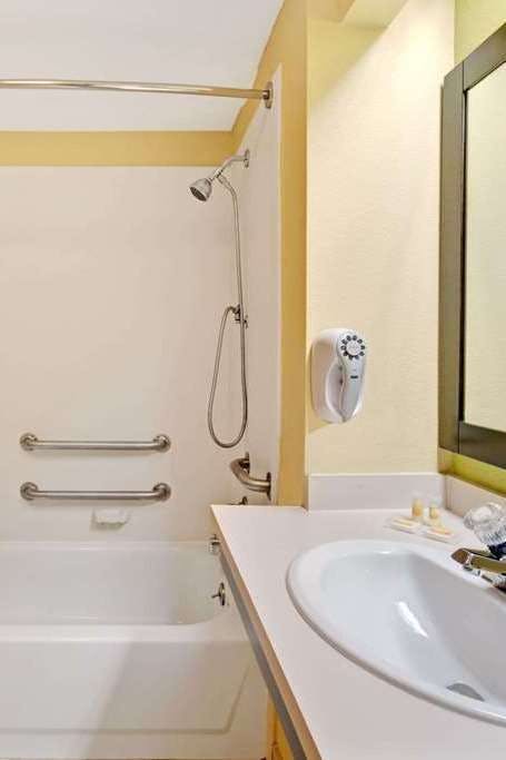 Hotel Days Inn And Suites DeSoto photo 3