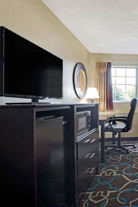 Hotel Super 8 by Wyndham Kansas City photo 2