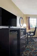 Hotel Super 8 by Wyndham Kansas City photo 2