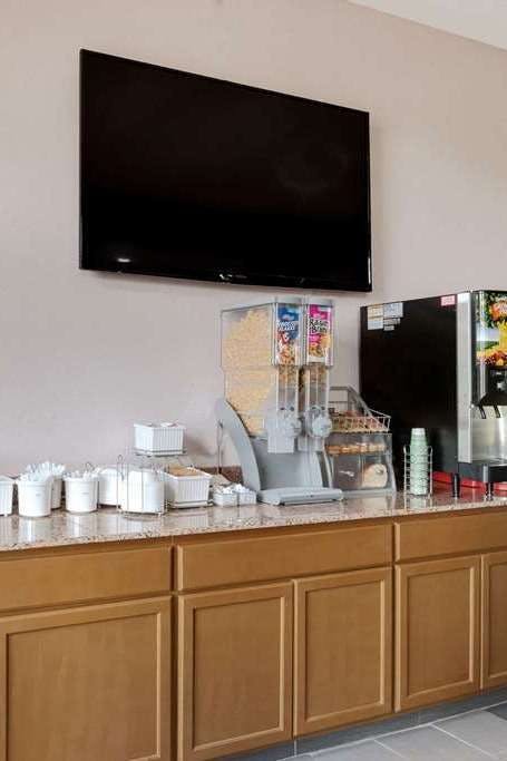 Hotel Super 8 by Wyndham Kansas City photo 3