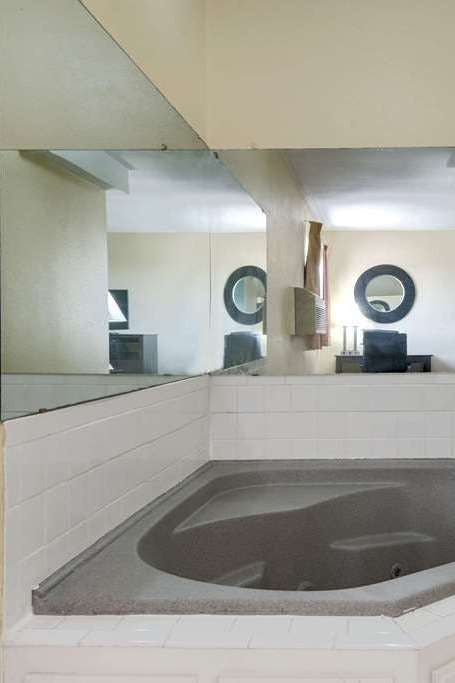 Hotel Super 8 by Wyndham Kansas City photo 4