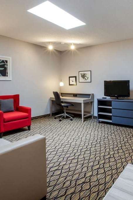 Hotel Days Inn & Suites by Wyndham Rochester Hills MI photo 3