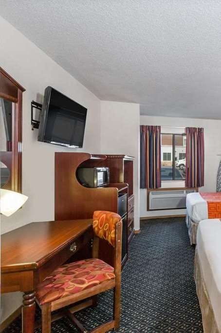 Hotel Howard Johnson Wichita Airport photo 2