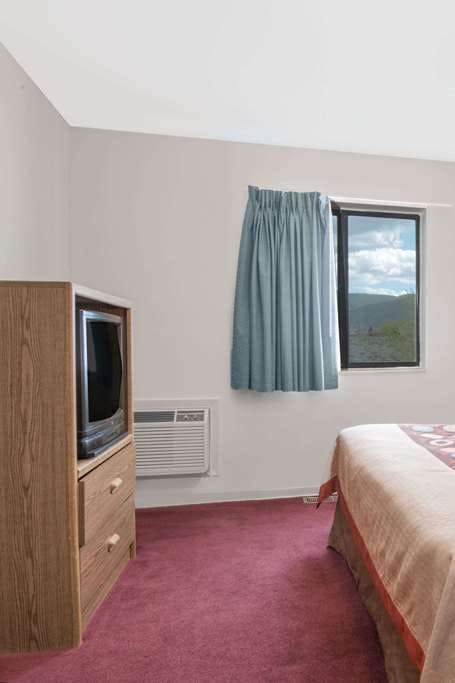 Hotel Super 8 by Wyndham Taos photo 2