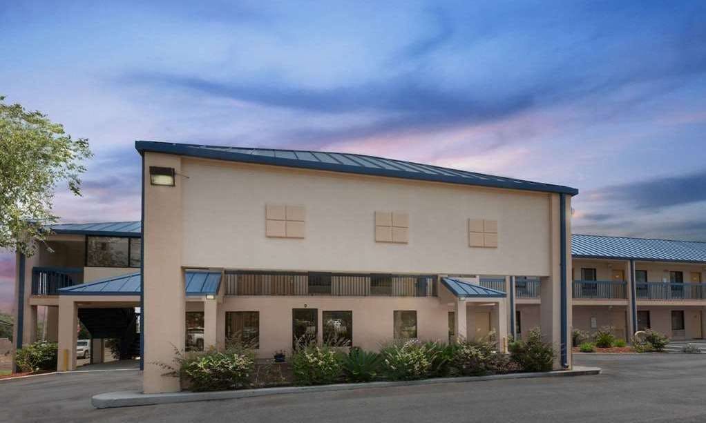 Super 8 by Wyndham Hattiesburg South