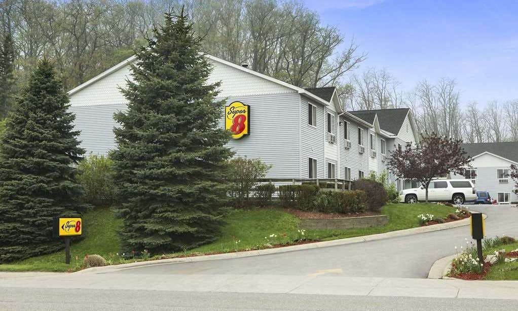 Super 8 by Wyndham Manistee