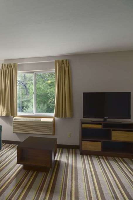 Hotel Super 8 by Wyndham Manistee photo 3