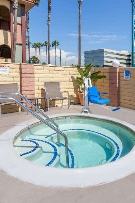 Hotel Super 8 by Wyndham Anaheim/Disneyland Drive photo 2