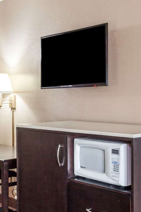 Hotel Super 8 by Wyndham Anaheim/Disneyland Drive photo 1