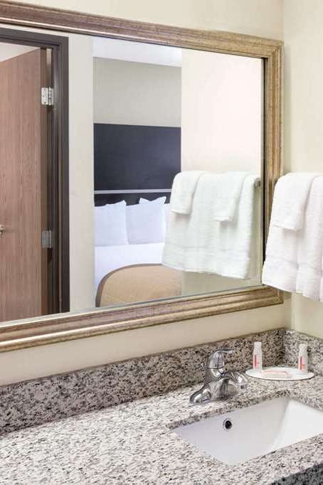 Hotel Baymont I S Green Bay photo 4