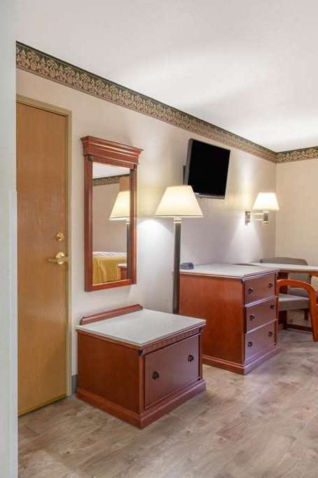 Hotel Super 8 Bedford photo 3