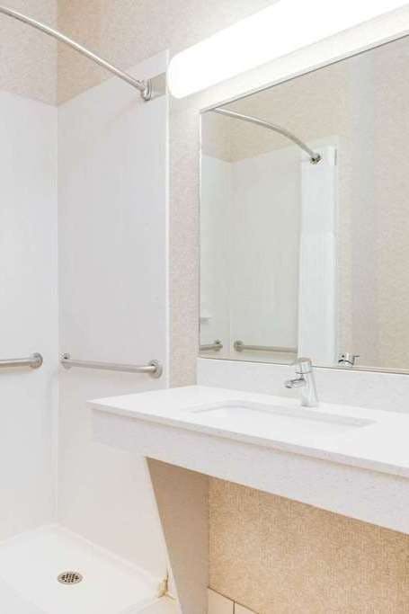 Hotel Wingate by Wyndham Gillette photo 4