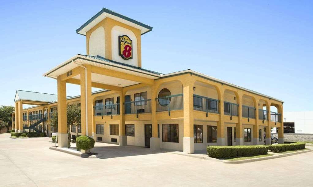 Super 8 by Wyndham Grand Prairie Southwest