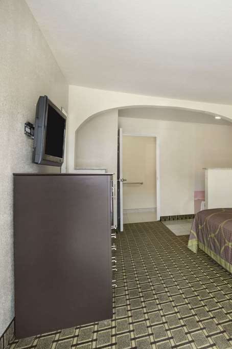 Hotel Super 8 by Wyndham Grand Prairie Southwest photo 3