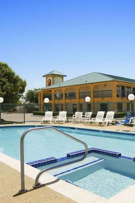 Hotel Super 8 by Wyndham Grand Prairie Southwest photo 5