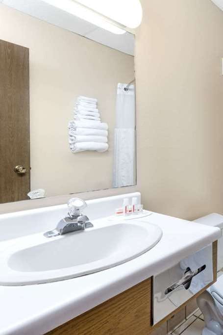 Hotel Super 8 by Wyndham Chamberlain SD photo 3