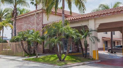 Days Inn & Suites by Wyndham South Gate