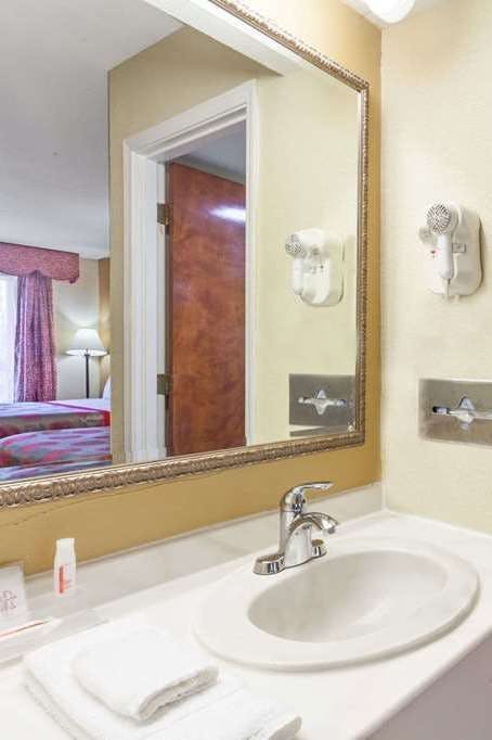 Hotel Ramada by Wyndham Lebanon photo 3