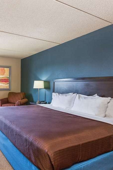 Hotel AmericInn by Wyndham Monmouth photo 2