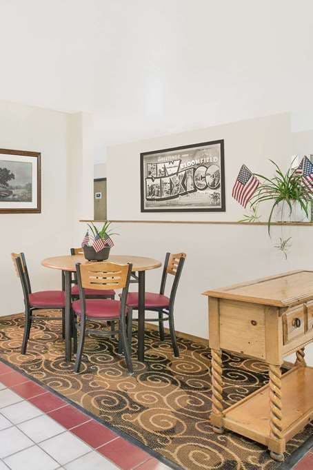 Hotel Super 8 by Wyndham Bloomfield photo 5