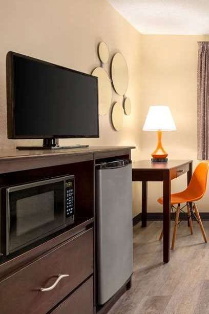 Hotel Howard Johnson by Wyndham Waterloo/Cedar Falls photo 3