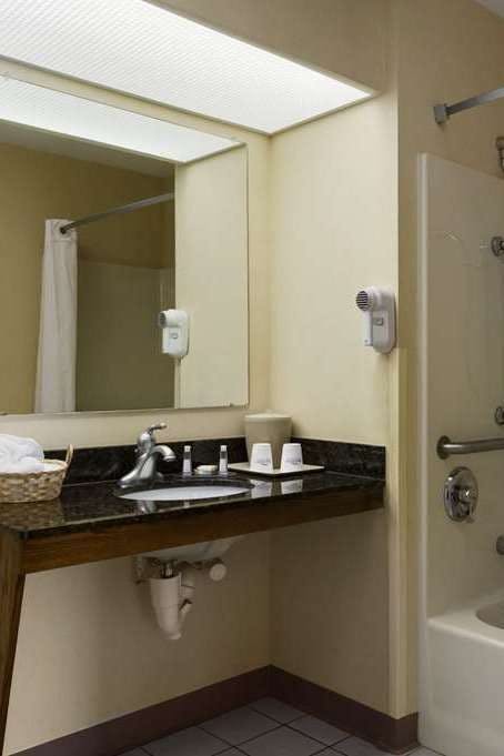 Hotel Baymont Inn and Suites Dublin photo 3