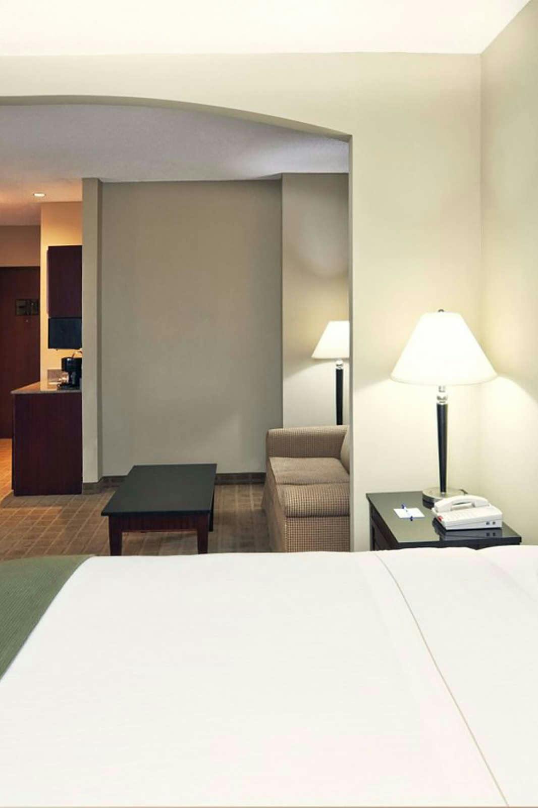 Hotel Holiday Inn Express Hotel & Suites Shawnee I-40 photo 3