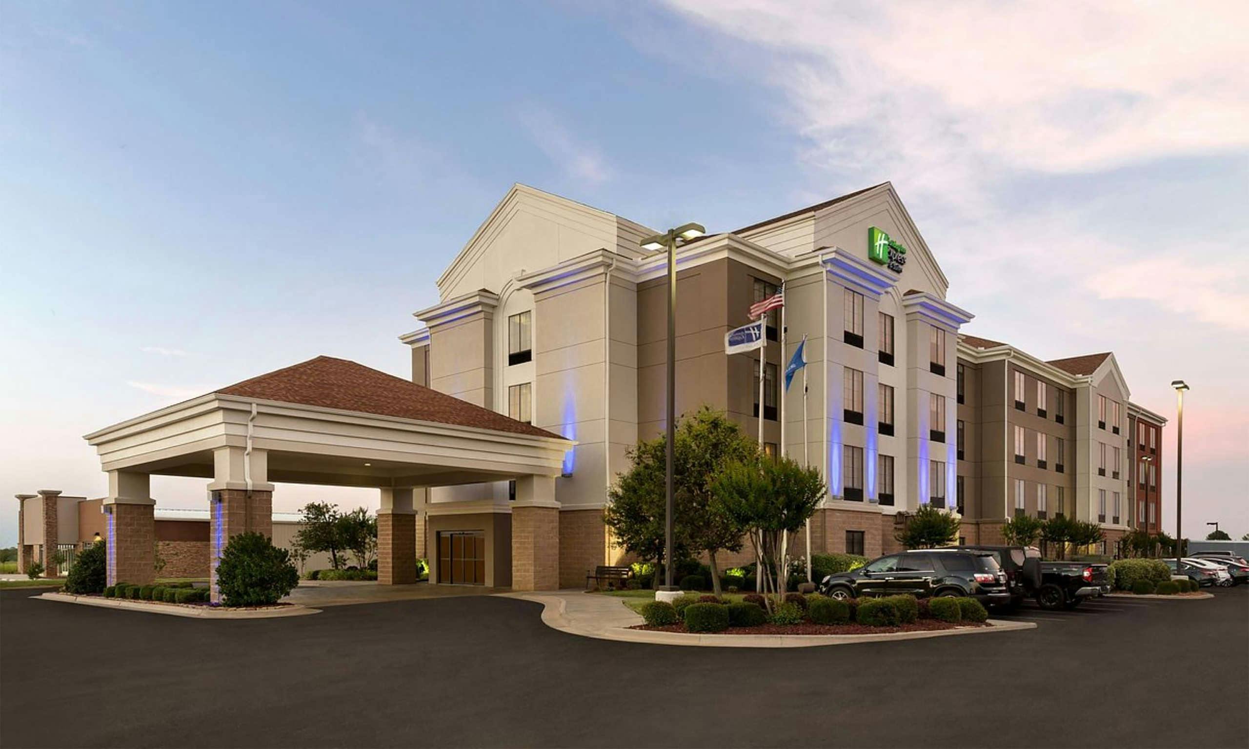 Holiday Inn Express Hotel & Suites Shawnee I-40