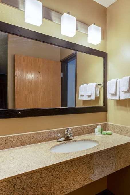 Hotel AmericInn by Wyndham Hartford WI photo 4