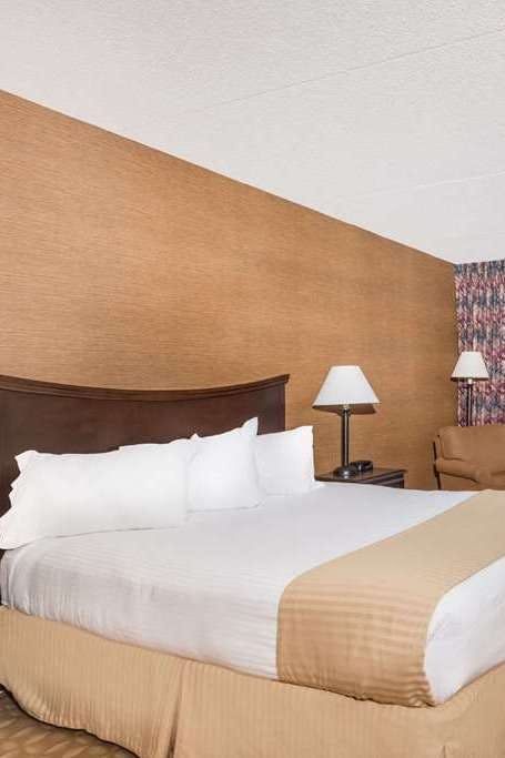 Hotel Ramada by Wyndham Watertown/Thousand Islands NY photo 2