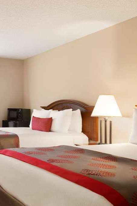 Hotel Ramada by Wyndham Pigeon Forge North photo 3