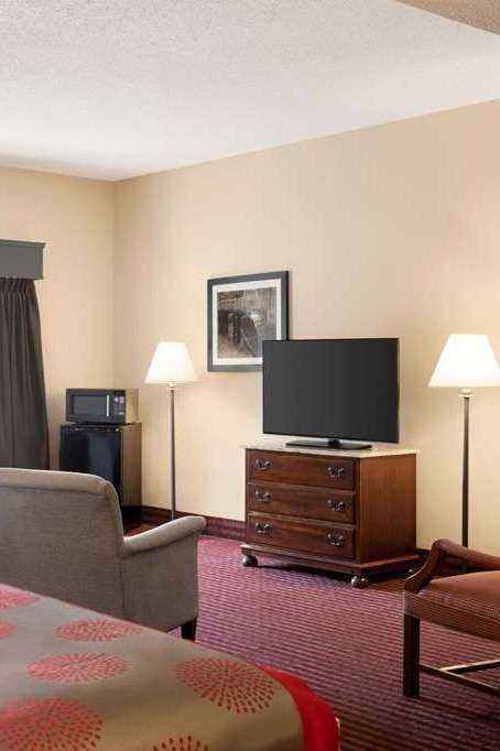 Hotel Ramada by Wyndham Pigeon Forge North photo 4