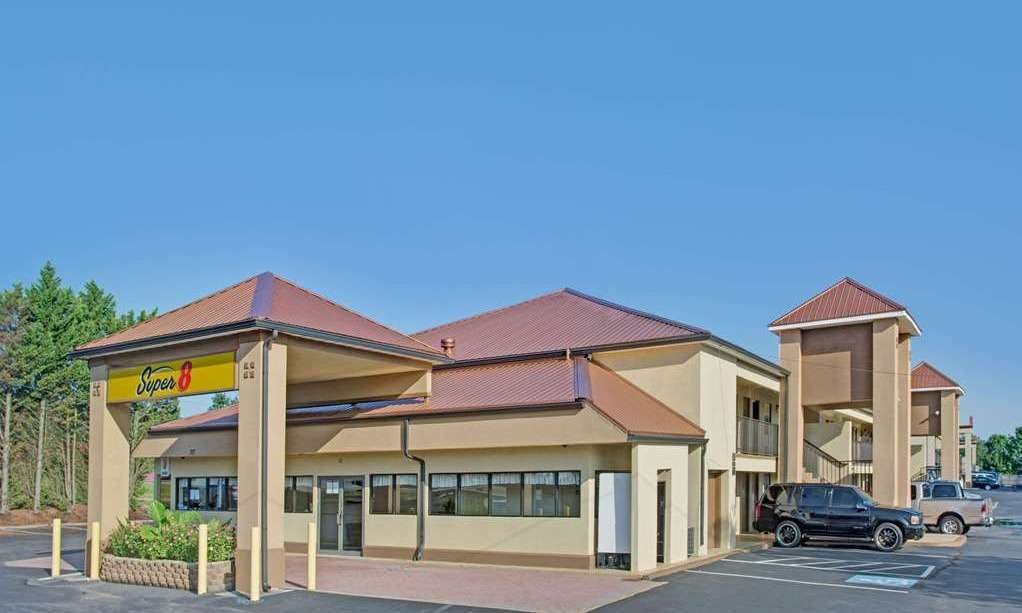Super 8 by Wyndham Suwanee