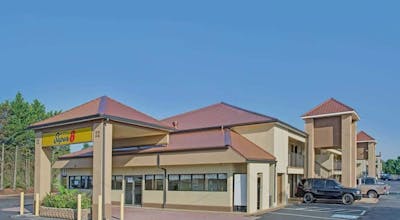 Super 8 by Wyndham Suwanee