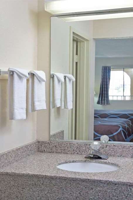 Hotel Super 8 by Wyndham Suwanee photo 2