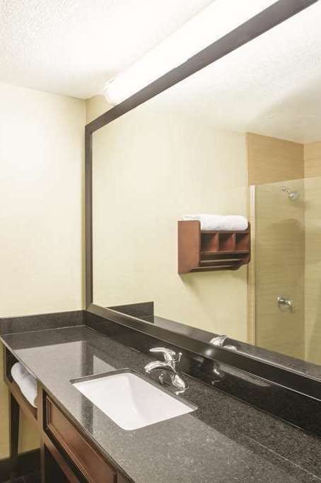 Hotel La Quinta Inn & Suites by Wyndham Conference Center Prescott photo 2