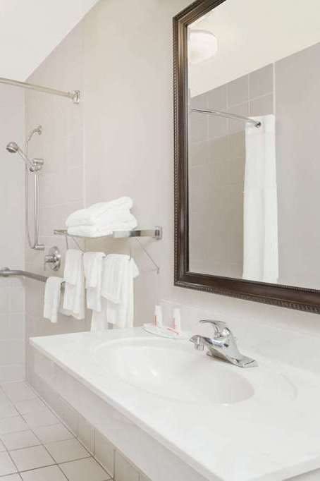 Hotel Days Inn by Wyndham Seguin TX photo 4