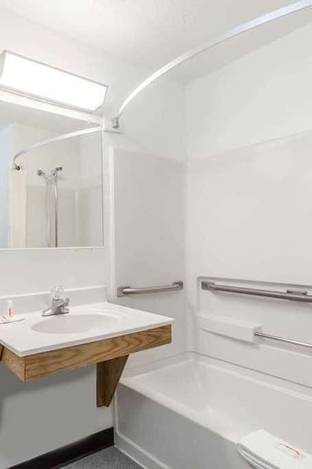 Hotel Super 8 by Wyndham Norwich photo 3