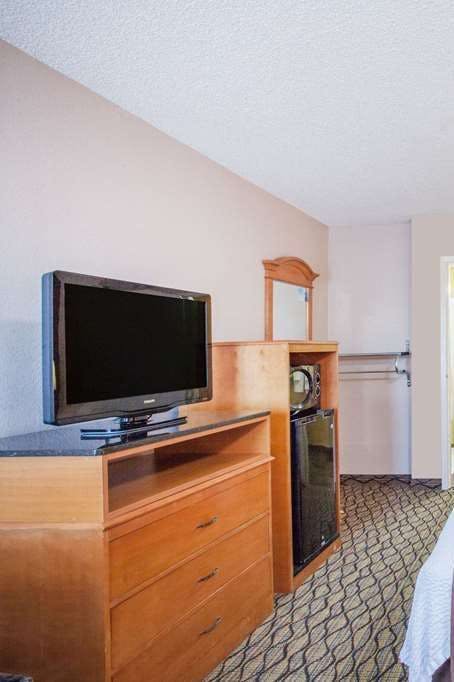 Hotel Baymont by Wyndham Madison Heights Detroit Area photo 3